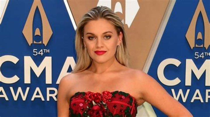 Kelsea Ballerini Claps Back At User Assuming She’s Pregnant!