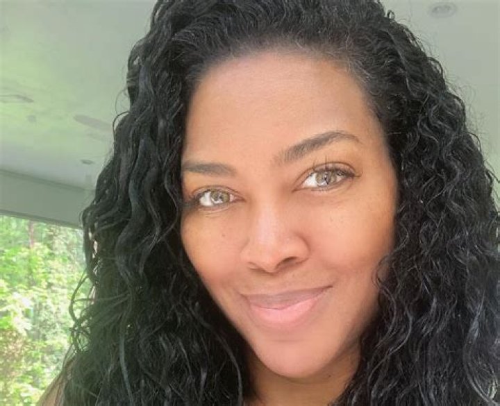 Kenya Moore Looks Hot And Happy One Her Way To Buy Some Groceries – Check Out Her Completely Bare Face In The Video
