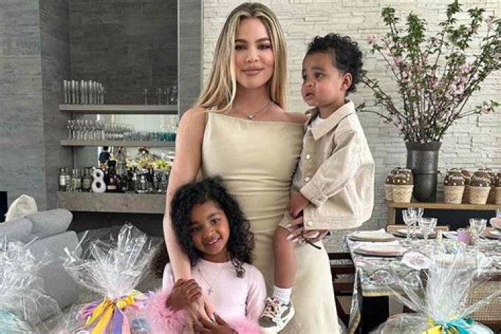 Kim And Khloe Kardashian Have Reading With Long Island Medium Theresa Caputo