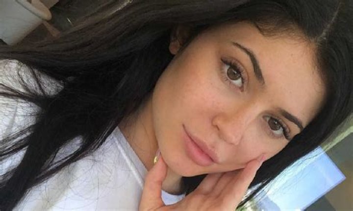 KUWTK: Kylie Jenner Looks Naturally Beautiful With No Makeup On And All Sweaty After Intense Workout – Video!