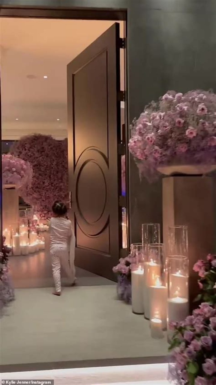 Kylie Jenner Shows Off The Gorgeous Flower Arrangement Travis Scott Prepared For Her For Valentine’s Day – Fans Wonder If He Proposed