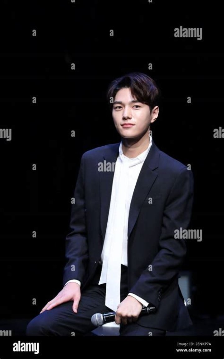 L (Kim Myung-soo) - Bio, Facts, Family Life of South Korean Singer