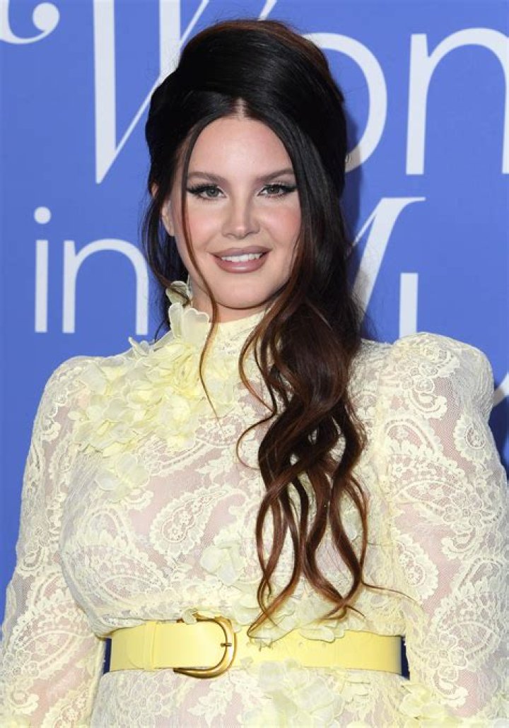 Lana Del Rey Biography - Facts, Childhood, Family Life & Achievements