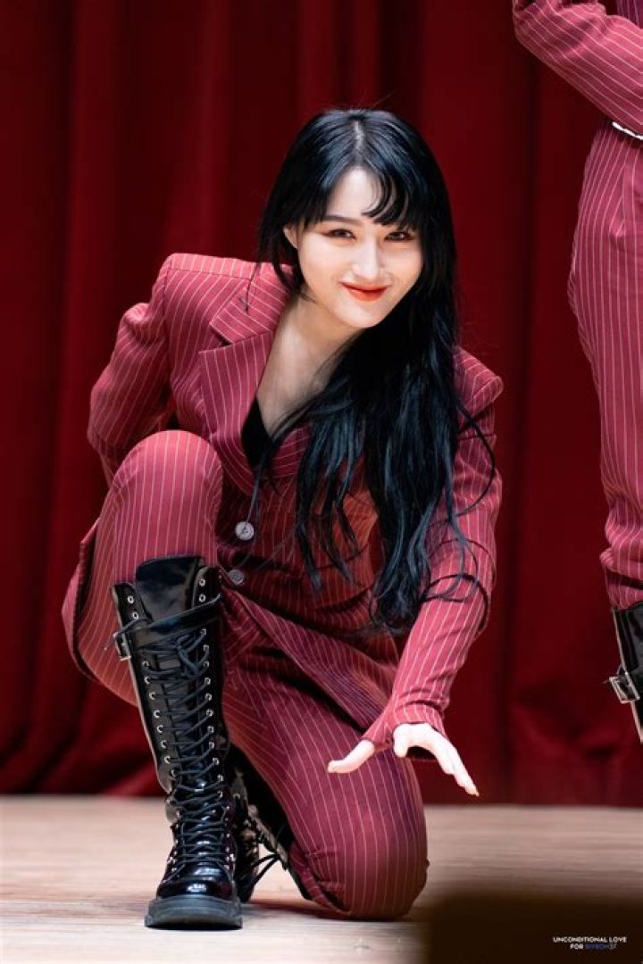 Lee Si-yeon (Actress) Wiki, Bio, Age, Height, Weight, Net Worth, Boyfriend, Career, Facts