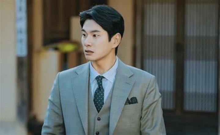 Lee Yi Kyung Girlfriend: Who Is He Dating? Relationship Timeline And Affairs