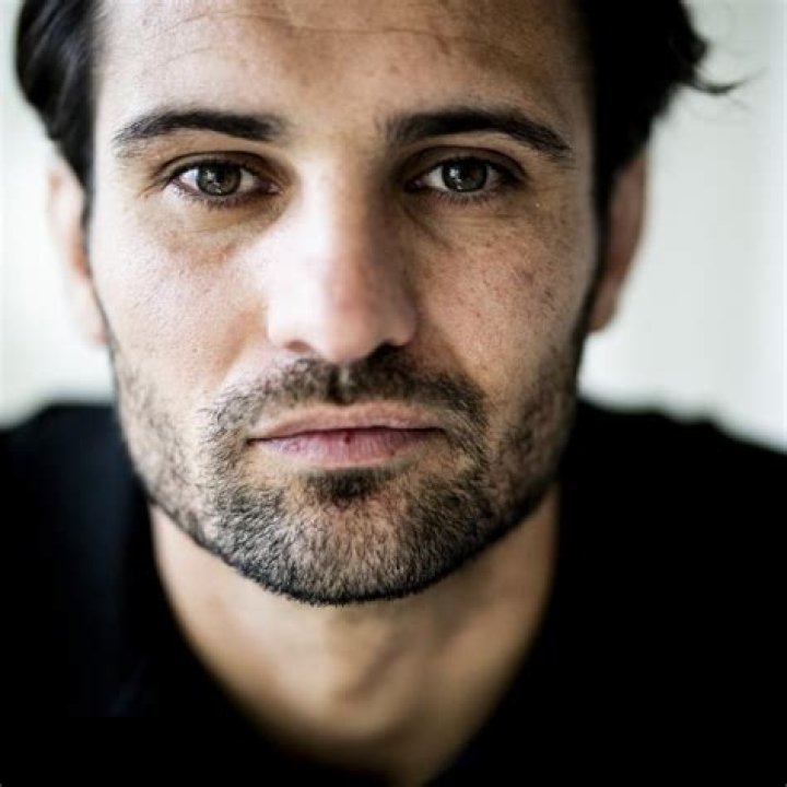Léo Dubois: dating, net worth, tattoos, smoking & body facts