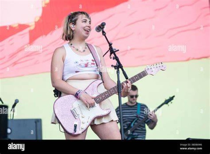 Lili Trifilio Bio, Wiki, Age, Height, Family, Husband, Songs and Net Worth.