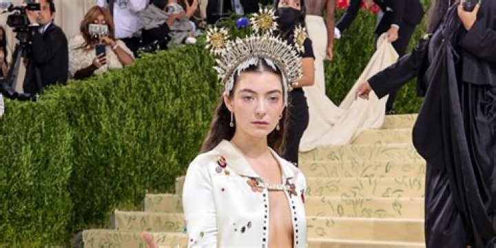 Lorde Flashes Abs, Reveals Self-Care Secrets — Celebwell