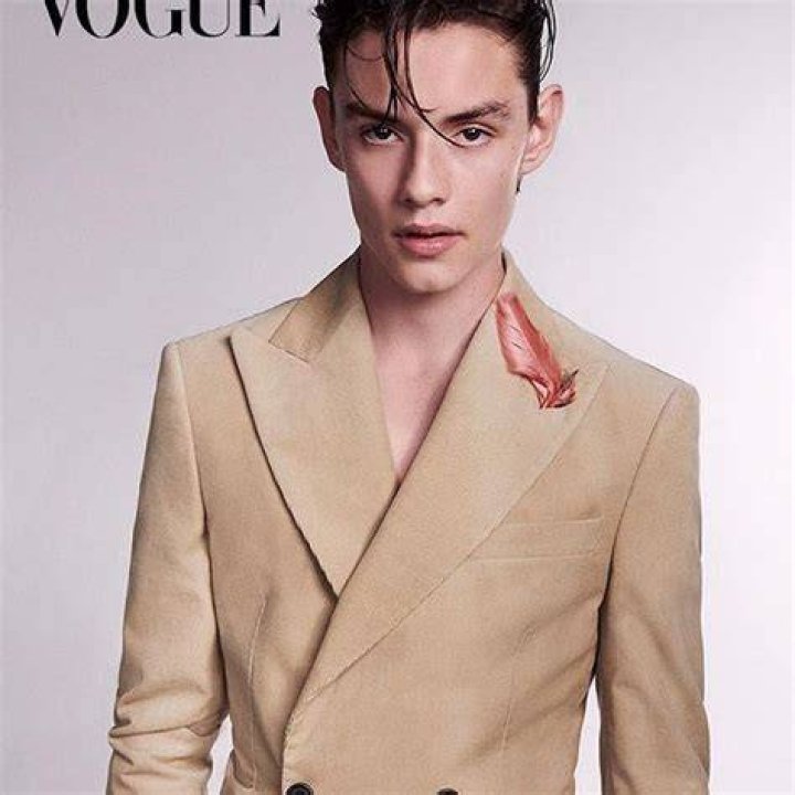 Louis Partridge (Actor) Wiki, Bio, Age, Height, Weight, Girlfriend, Ethnicity, Net Worth, Career, Facts