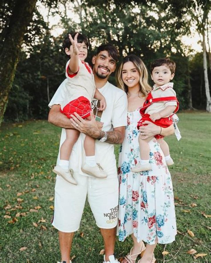 Lucas Paquetá family, wife, children, parents, siblings