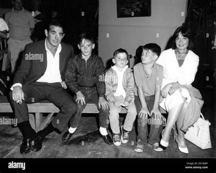 Mae Whitman family, husband, children, parents, siblings