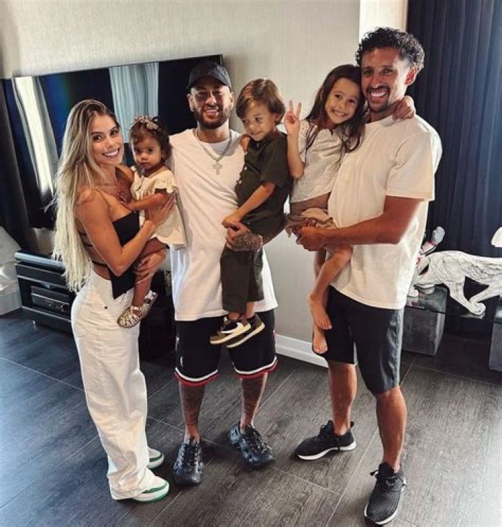 Marquinhos family, wife, children, parents, siblings