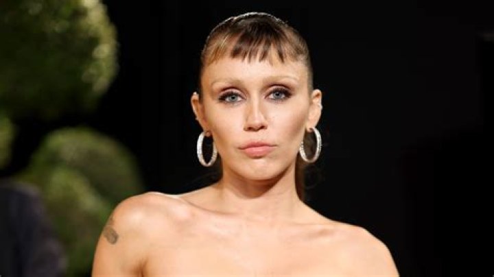 Miley Cyrus naked photos drop as singer suffers wardrobe malfunction