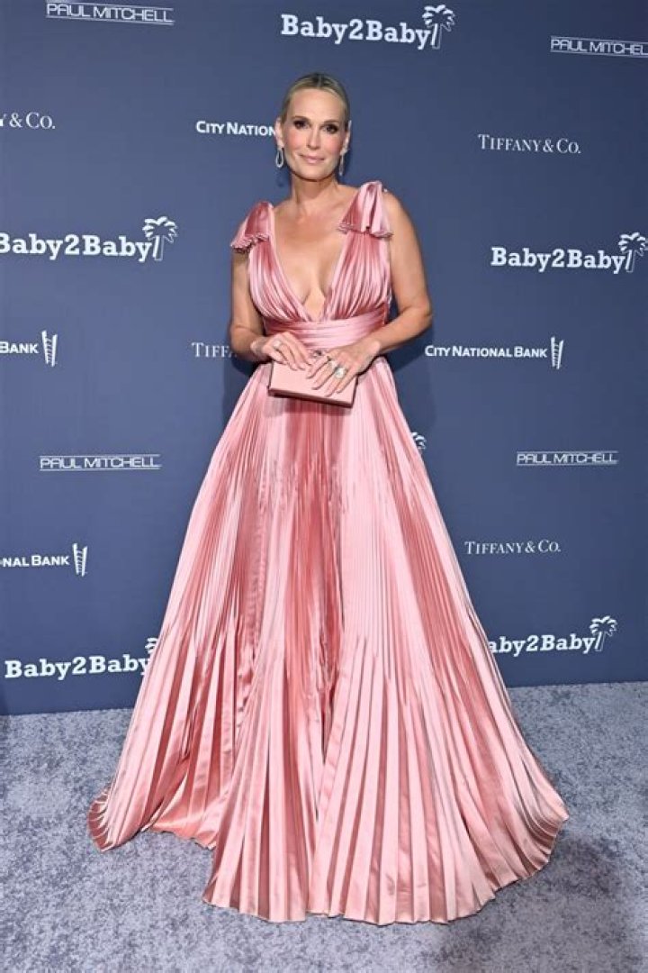 Molly Sims in Bathing Suit Says Hi From "Paradise" — Celebwell