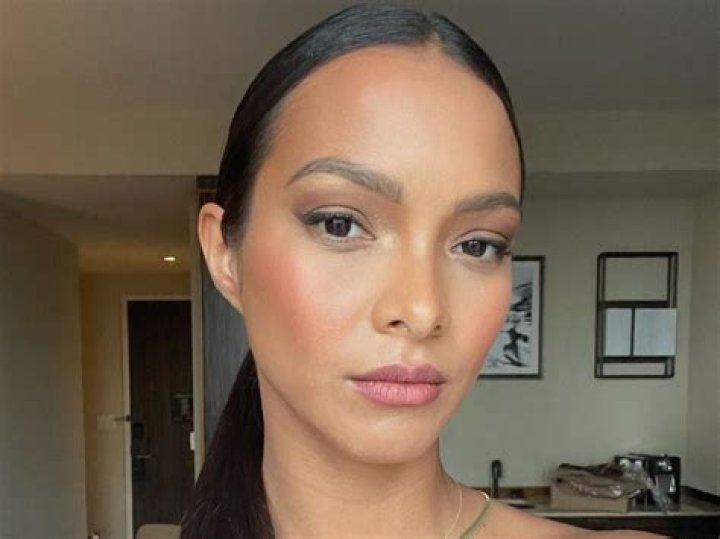 SI Swim Model Lais Ribeiro Shares Swimsuit Photo Saying "Hola"