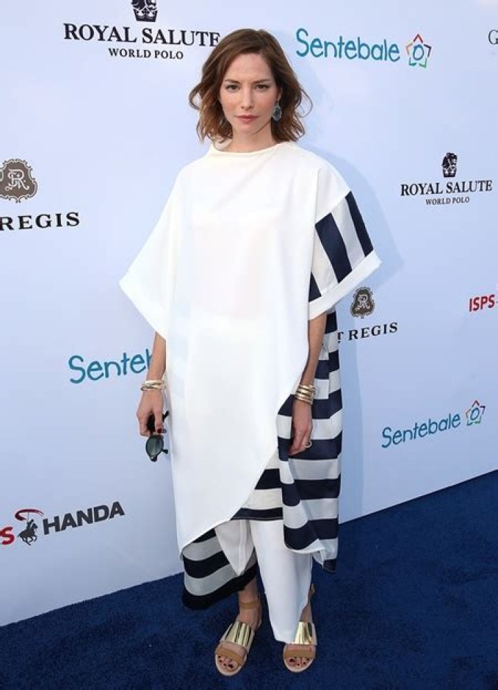 Sienna Guillory Height Weight Body Measurements Shoe Size Statistics