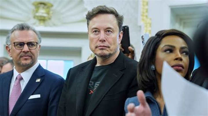 Stephen King threatens to leave Twitter in light of Elon Musk’s latest proposal