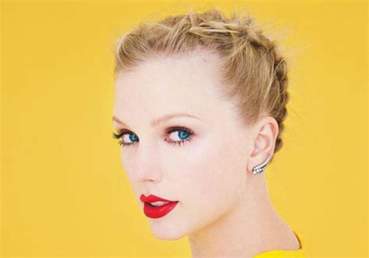 Taylor Swift’s Staples Center Banner Covered Up By LA Kings, Fans Call It An ‘Eyesore’
