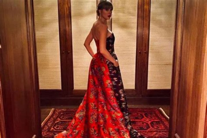 Taylor Swift Wears Oscar De La Renta To Cats Premiere
