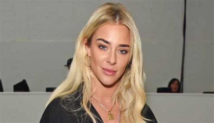 Taylor Ward in Bathing Suit Says Hi From Dubai — Celebwell