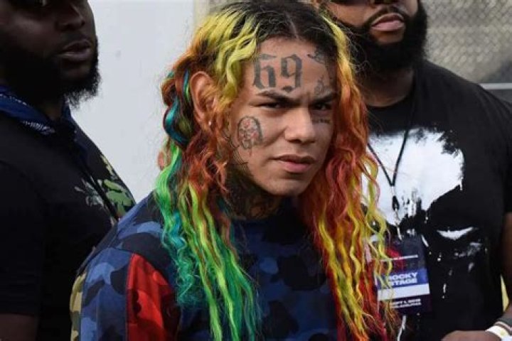 Tekashi 6ix9ine Visits Nipsey Hussle’s Memorial Site And Rappers Aren’t Happy About It