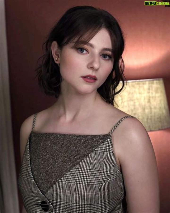 Thomasin McKenzie Height, Age, Net Worth, Boyfriend & More