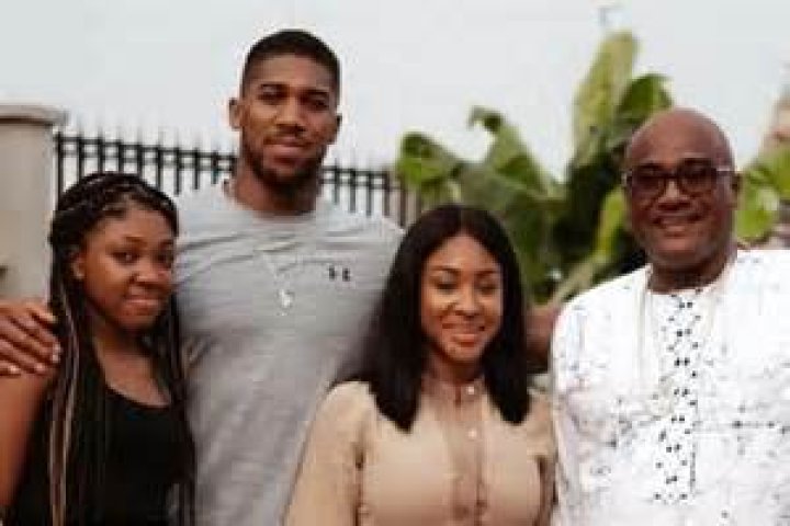 What does Anthony Joshua's mother Yeta Odusanya do for a living?