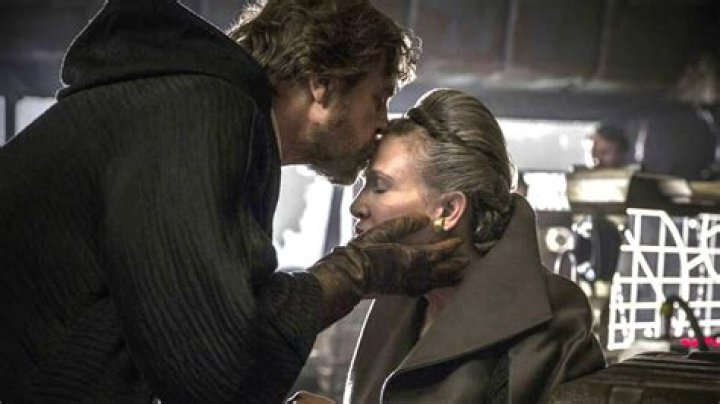 What does Luke give Leia in ‘Star Wars: The Last Jedi?’