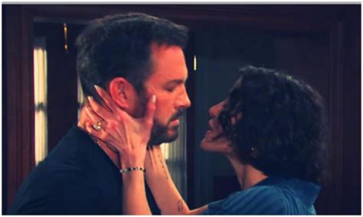 What episode does Brady Kiss Makayla? – Celebrity