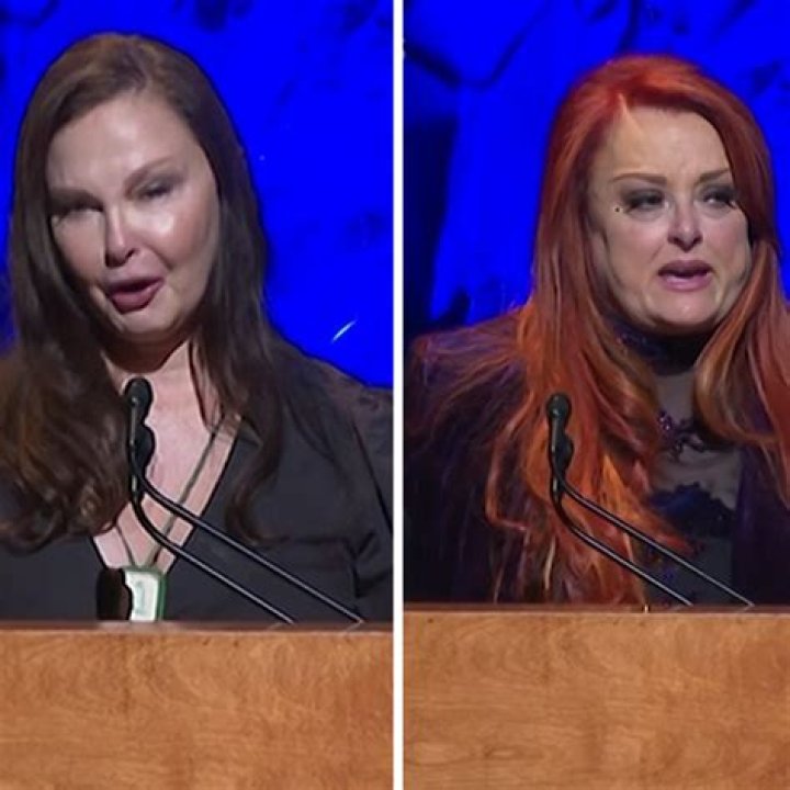What happened to Ashley Judd's knee?