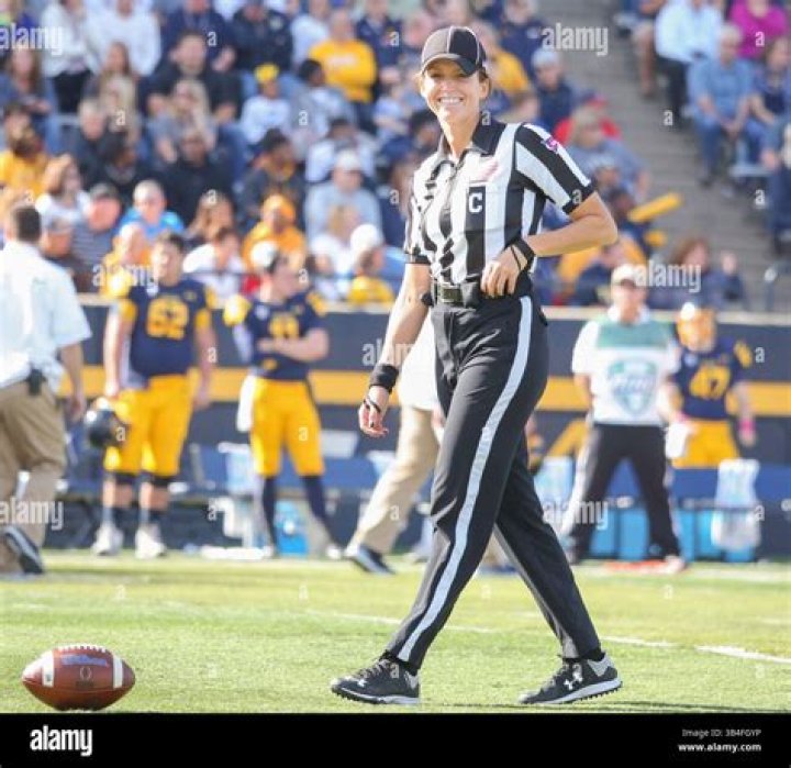 Who Is Amanda Sauer? Find The Age And Wikipedia of Female College Football Referee