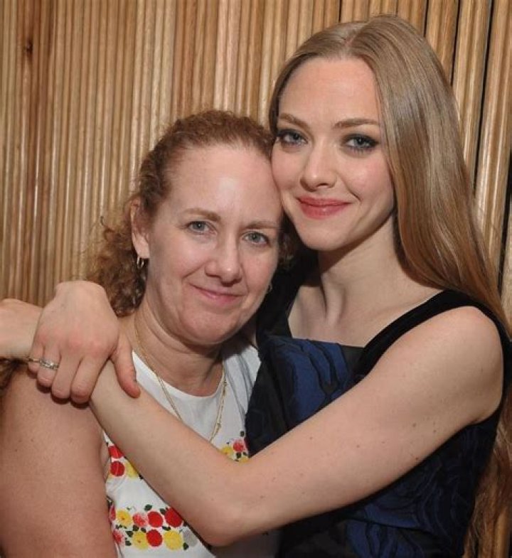 Who is Amanda Seyfried mother?