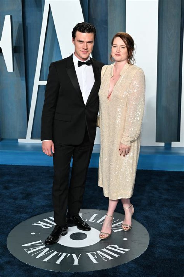 Who is Finn Wittrock wife Sarah Roberts?