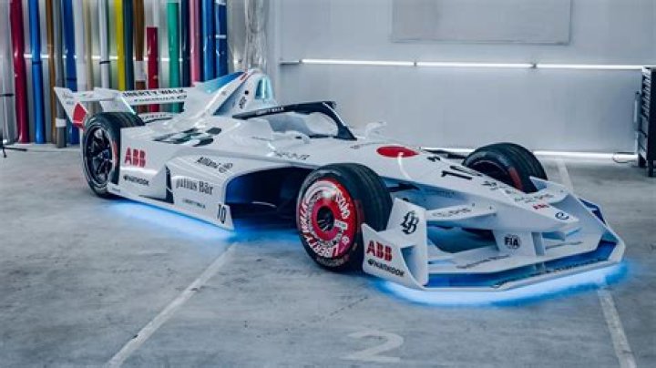 Who Is Noor Daoud? Details On The First Female Drift Racer