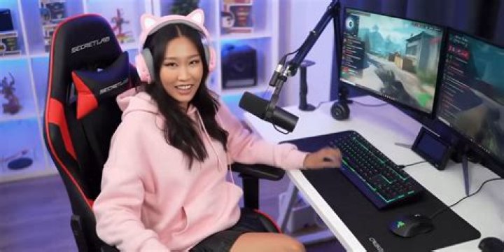 Who is Twitch Streamer NakeyJakey? Biography, Age, Merch, Girlfriend, Instagram, Real Name