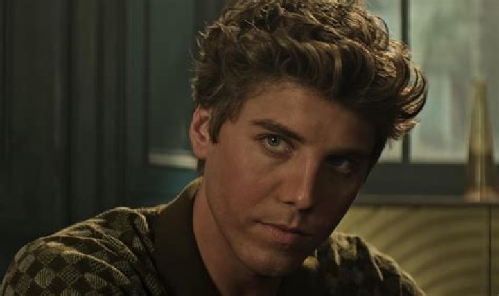 Who plays Tom Lockwood in ‘You?’