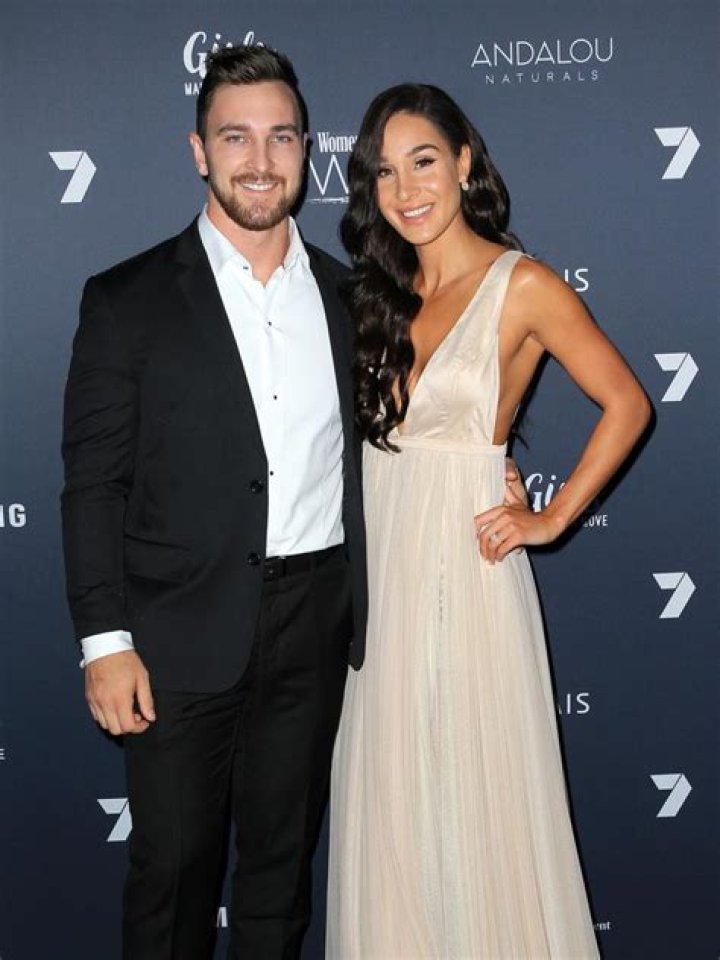 Why Did Kayla Itsines and Tobi Pearce Splits? Divorced And Pregnancy News With Baby Daddy