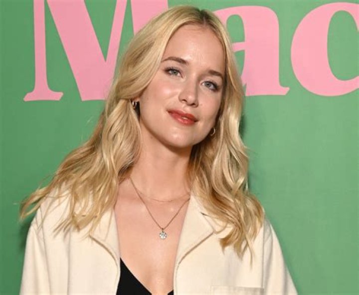 You Star Elizabeth Lail in Workout Gear is "Stunning"